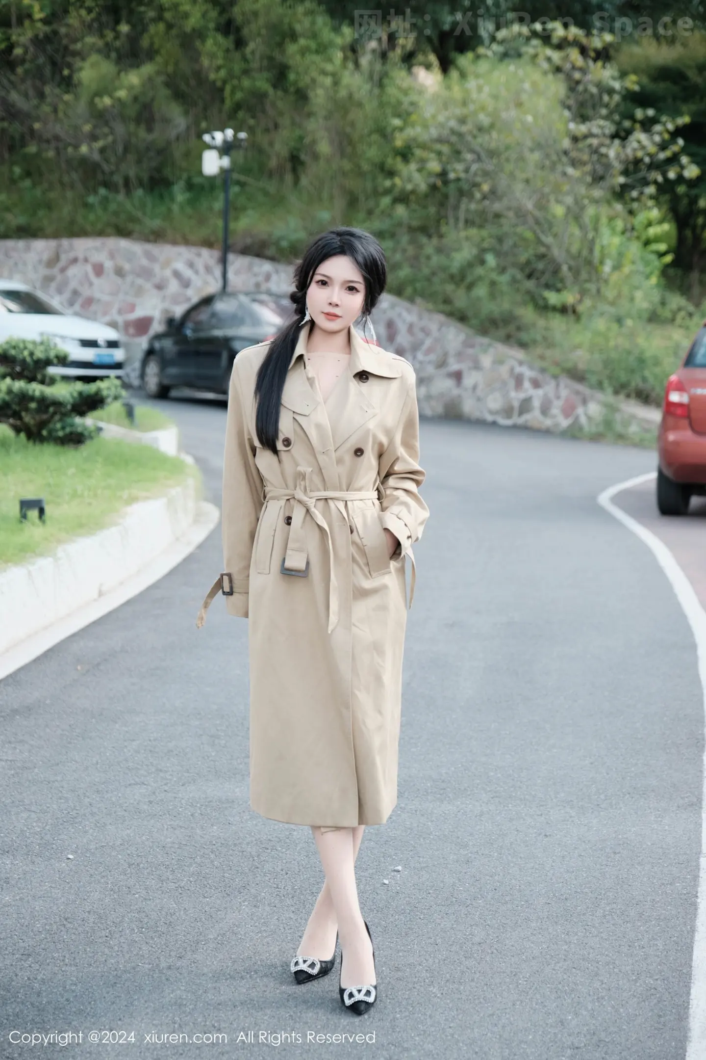 图片[2]-[XiuRen秀人网] VOL.9261 模特麦田性感浅色外套露开档连体肉丝秀曼妙身姿完美诱惑写真50P-秀人网官方网站